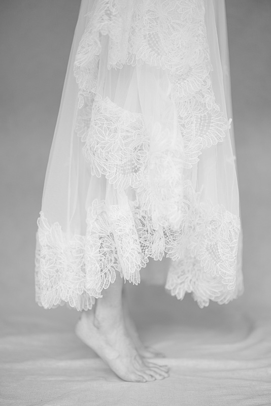 Photographe boudoir Genève – femme en robe de dentelle, séance fine art