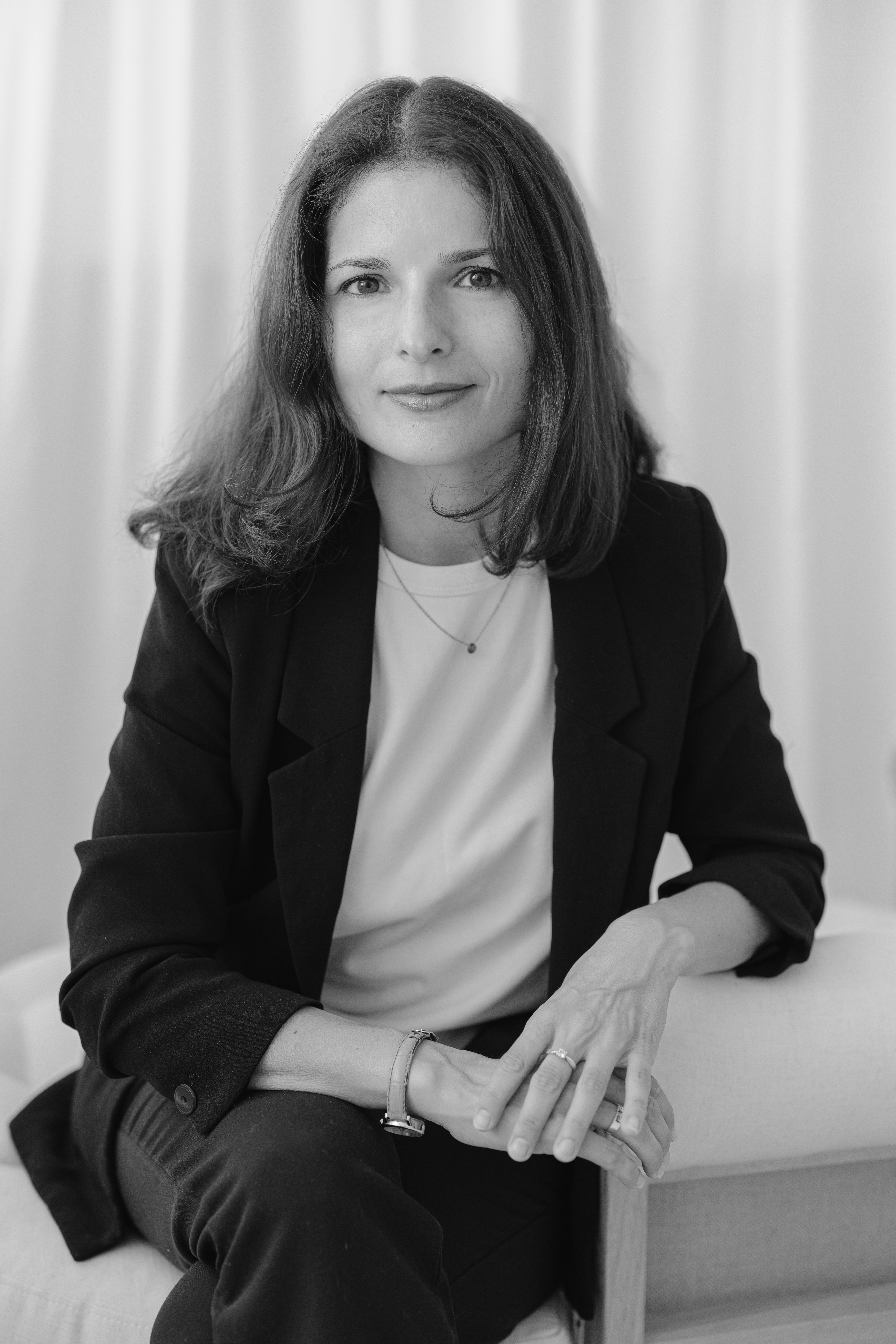 Mathilde Ballet, photographe corporate à Genève, portrait professionnel en noir et blanc
