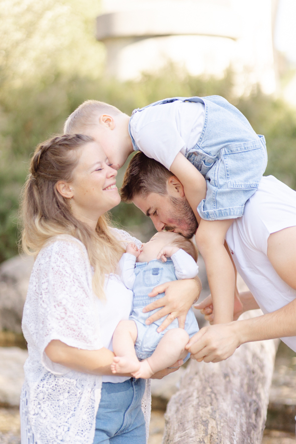 Portrait of a family shot during a “family” photo session in Geneva, by Mathilde Ballet