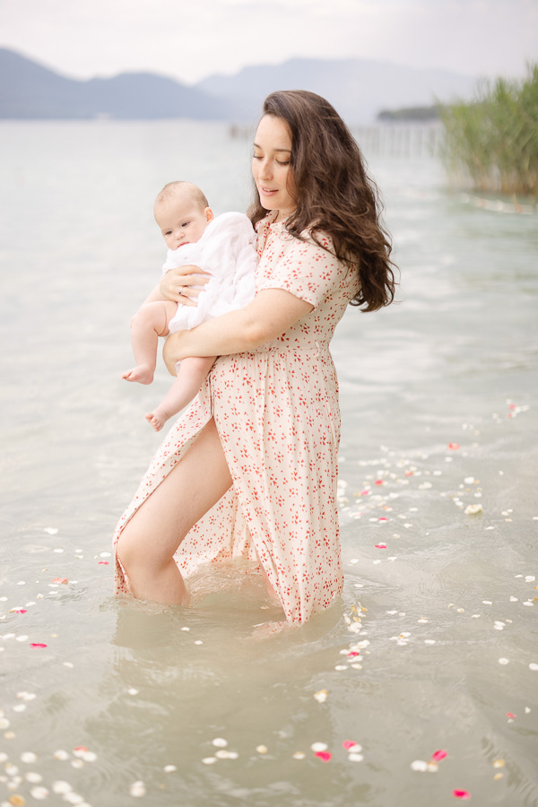 Portrait of a woman and her baby taken during a “baby” photo session in Geneva, by Mathilde Ballet